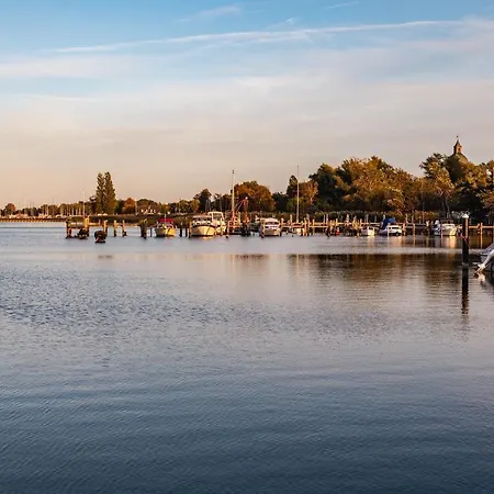 Hausboot Kuestennebel * Ribnitz-Damgarten